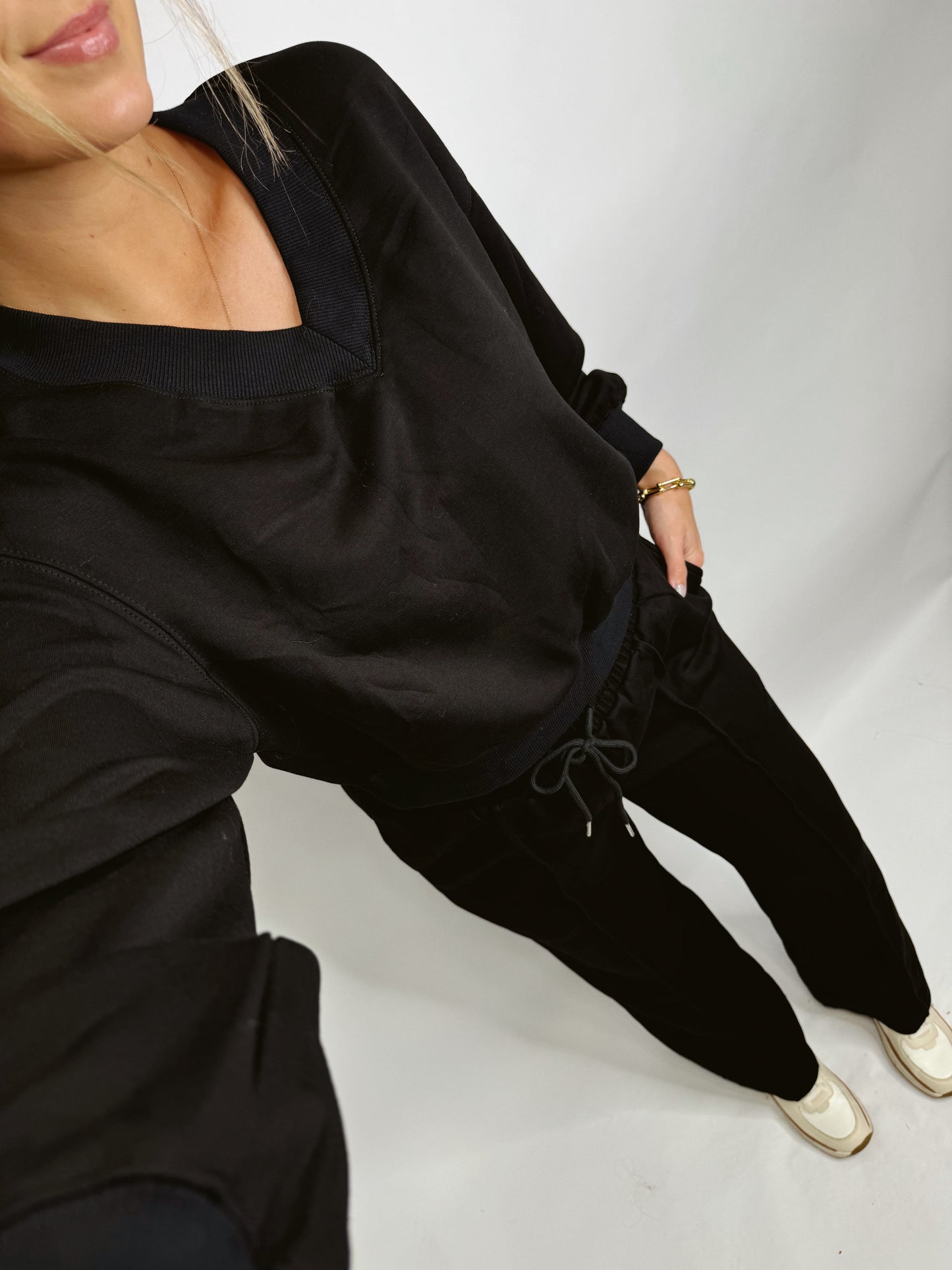 The Olivia | Black Sweatshirt