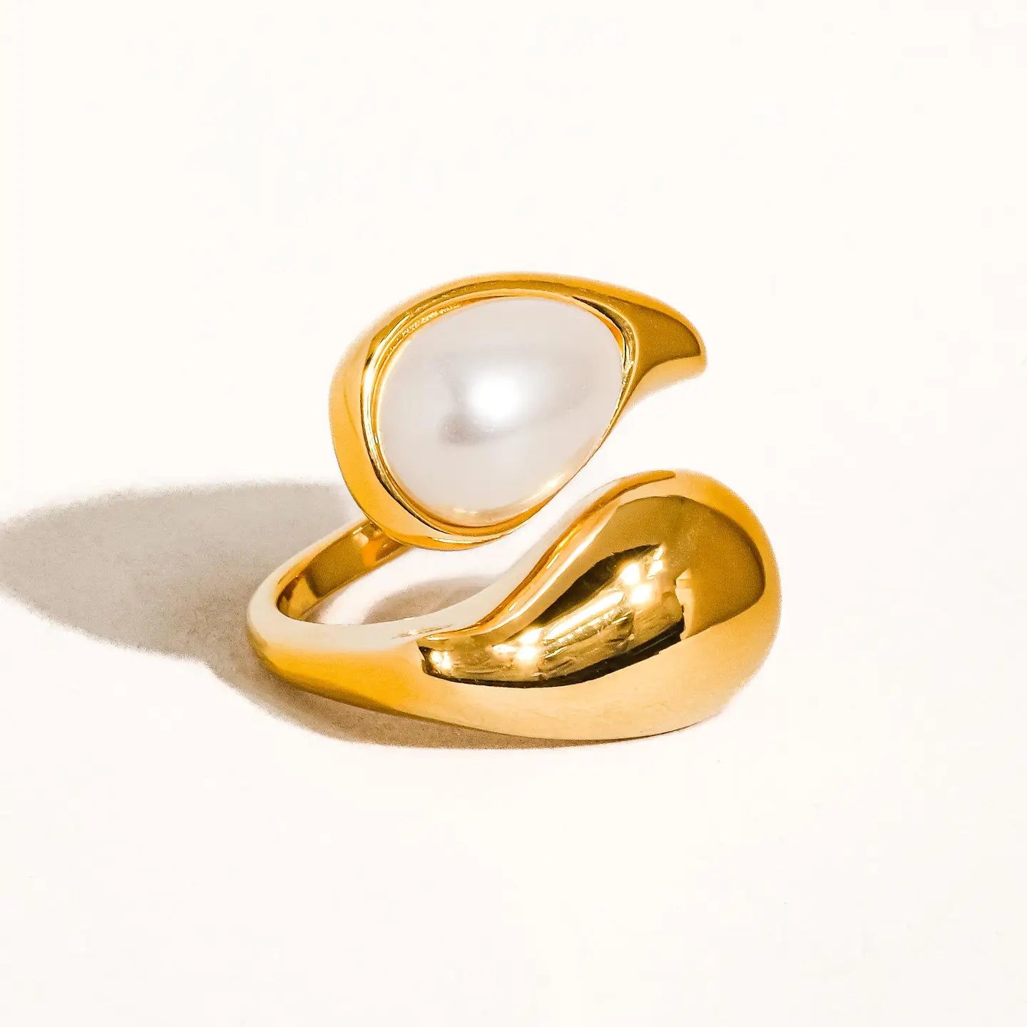 The Wavy Pearl Ring